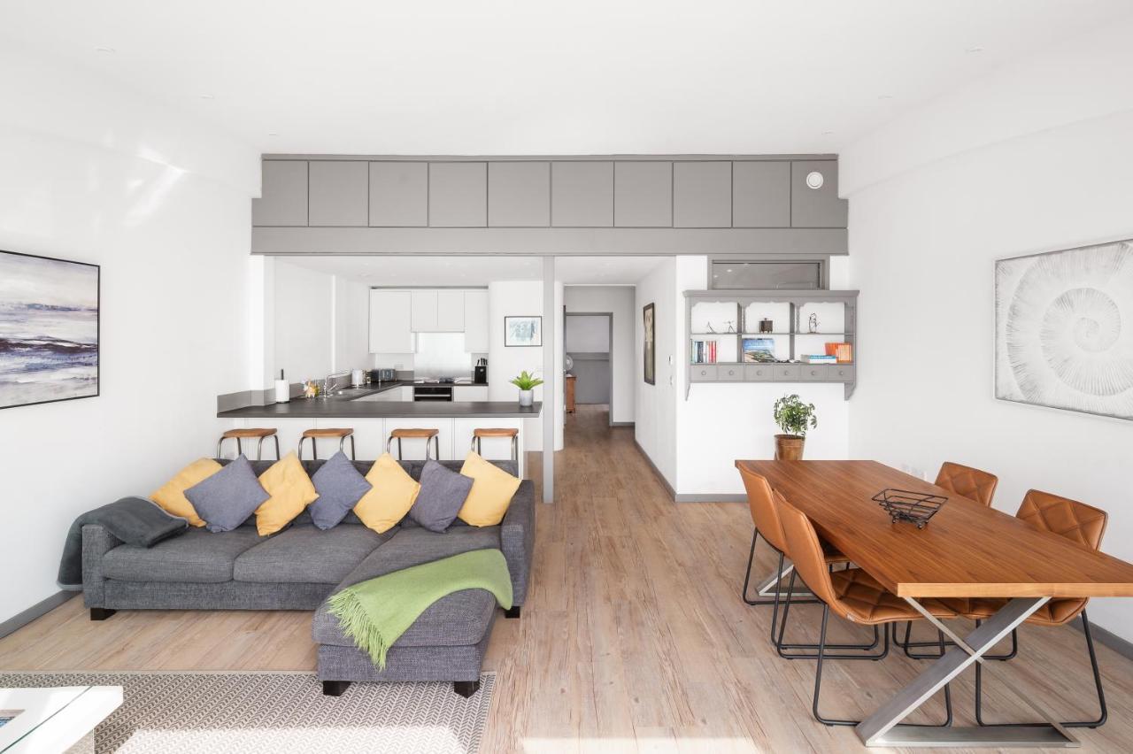 Lancing Beach Apartment. Exterior photo